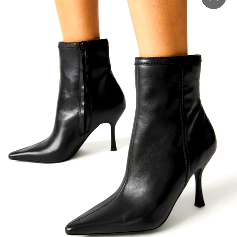Like New Steve Madden Brecken pointy leather boots size 8.5 no signs of wear